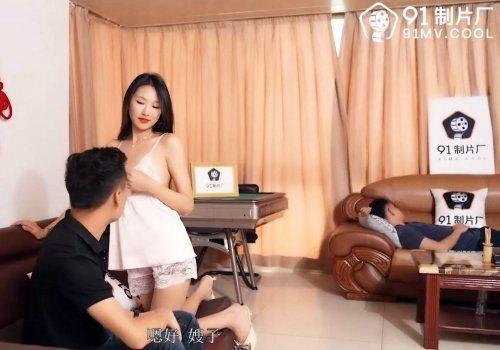 Chồng yếu cô vợ đành gạ cậu em địt khỏe