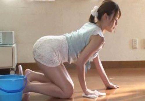 Cô em giúp việc gợi dục bị ông chủ cưỡng hiếp lúc lau nhà